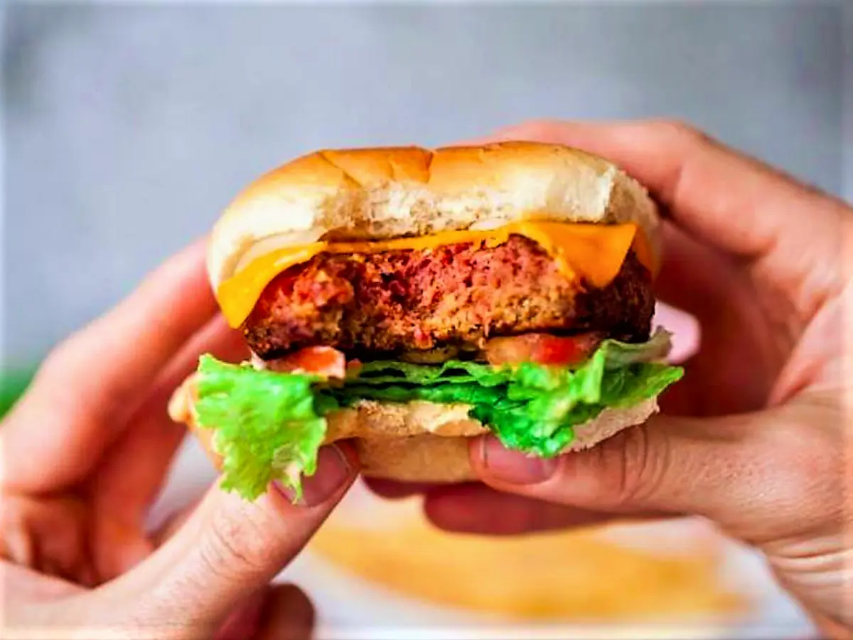 Burger, o polpetta, Beyond Meat, carne 100% vegetale ottenuta dalle proteine dei piselli