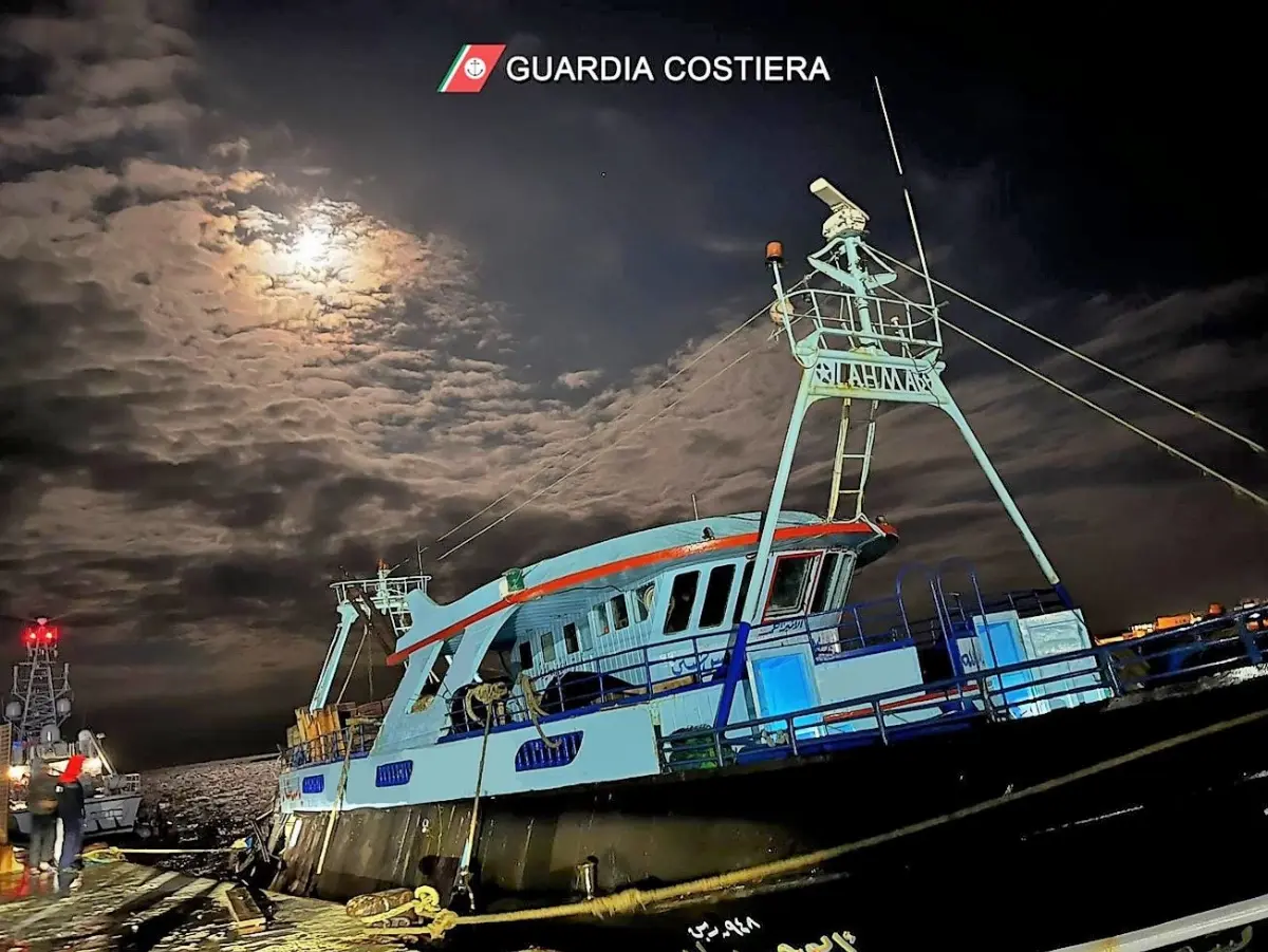 Guardia Costiera intercetta peschereccio egiziano impegnato nella pesca illegale in acque italiane