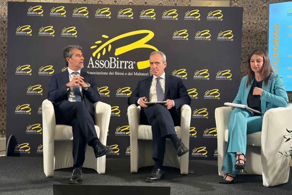Presentazione dell'Annual Report 2024 di AssoBirra. A sinistra: il vicepresidente di AssoBirra, Federico Sannella. Al centro: il presidente di AssoBirra, Alfredo Pratolongo