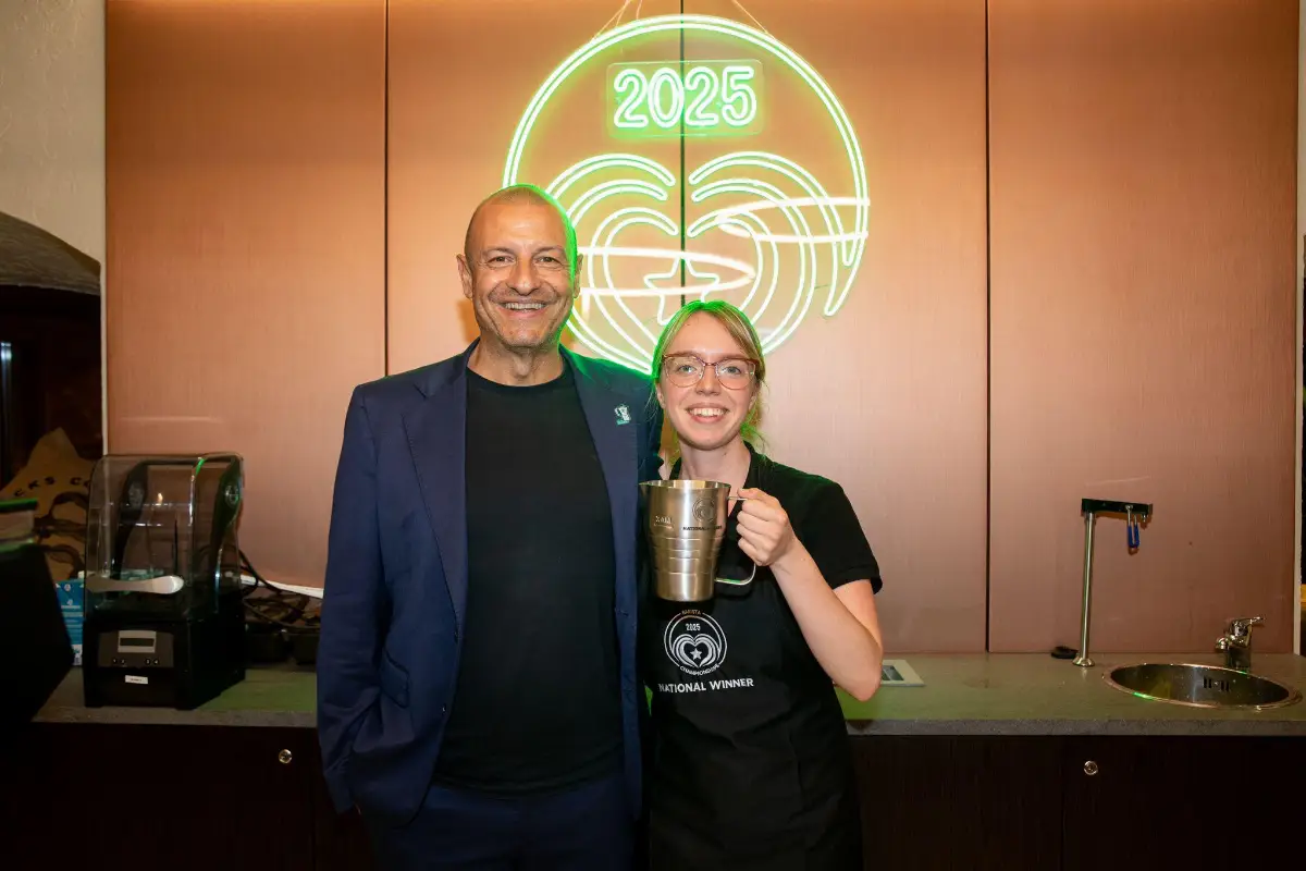 La Barista Champion Italia 2025 Veronika Lepichova, con Vincenzo Catrambone, GM Starbucks Italia