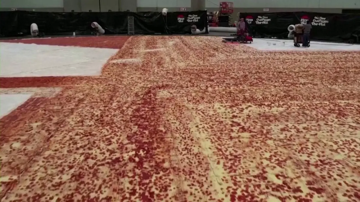 La pizza più grande del mondo realizzata da Pizza Hut a Los Angeles
