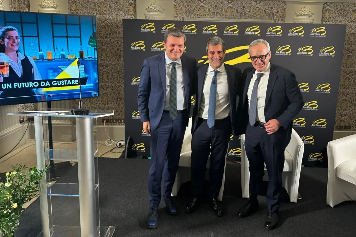 Presentazione Report AssoBirra 2024 (Roma, 20 maggio 2025). Da sinistra: Gian Marco Centinaio, vicepresidente del Senato; Federico Sannella, vicepresidente AssoBirra; Alfredo Pratolongo, presidente AssoBirra.