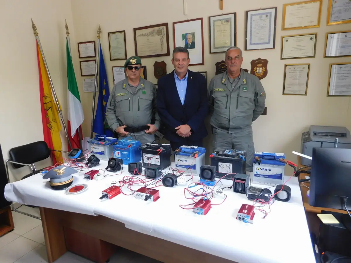 Al centro il dirigente Filadelfo Brogna, con due agenti del Corpo forestale e il materiale sequestrato