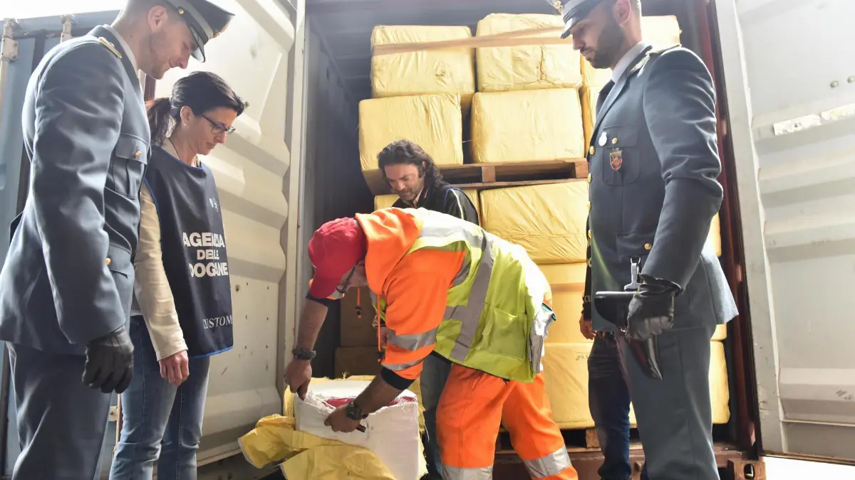 Porto di Genova, carico di 132 kg di cocaina, nascosta in mezzo alla polpa di frutta congelata luglio agosto 2025
