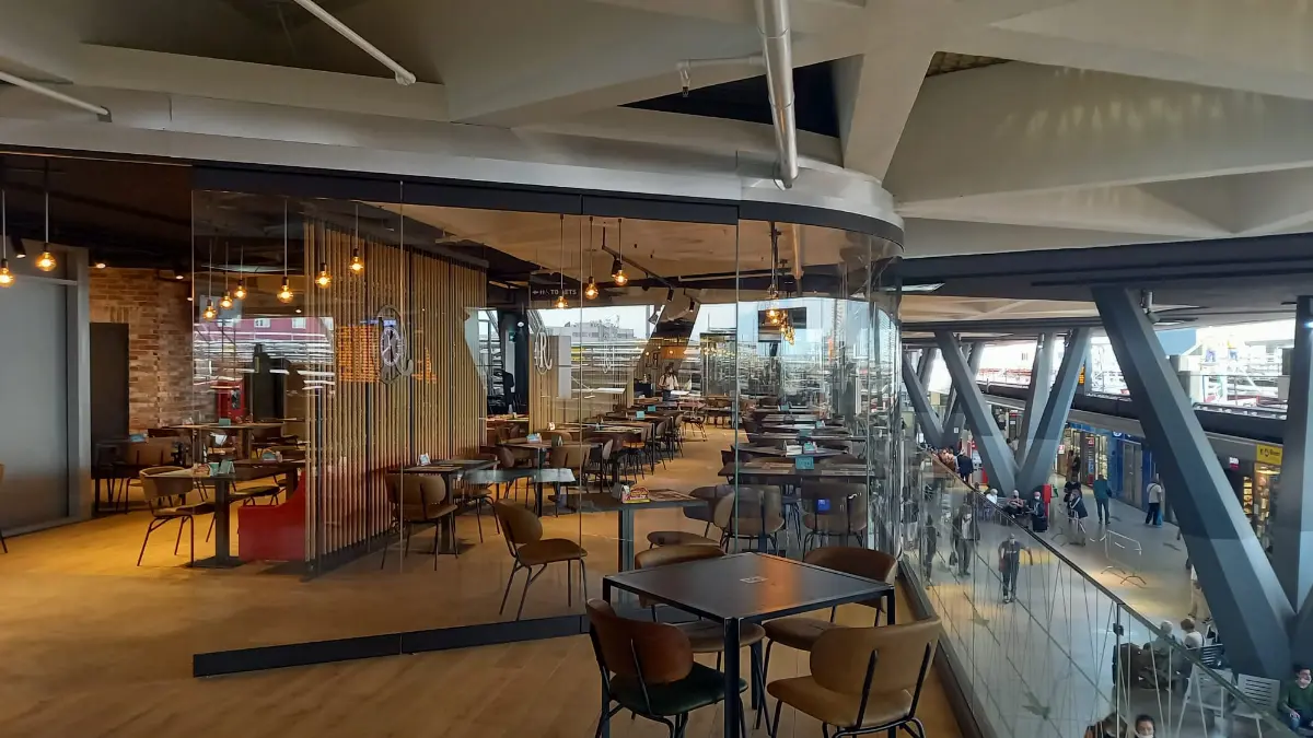Roadhouse Restaurant nella stazione di Napoli Centrale