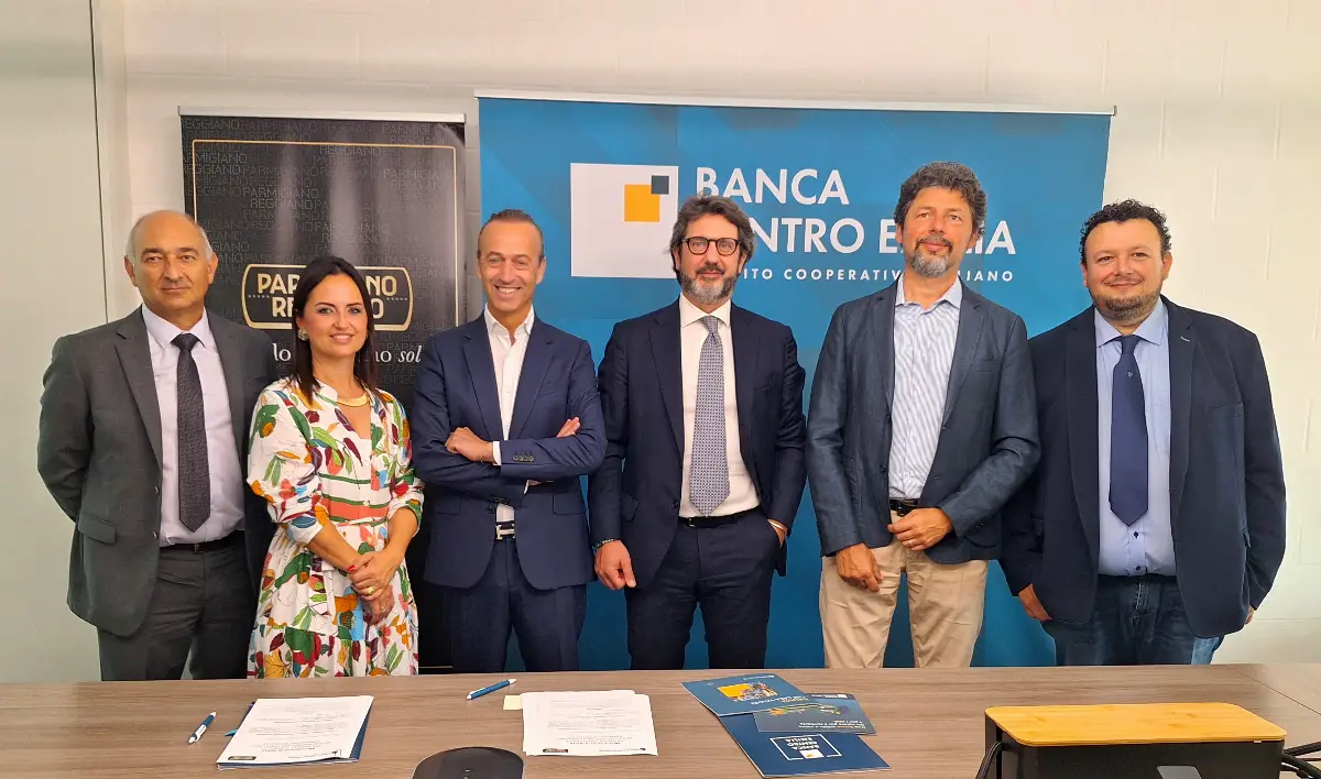 Firma protocollo Consorzio Parmigiano Reggiano - Banca Centro Emilia (Reggio Emilia, 24 giugno 2025). Da sinistra: Stefano Vecchi, Nora Piva, Nicola Bertinelli, Gianluca Quesitonio, Riccardo Deserti, Davide Frascari