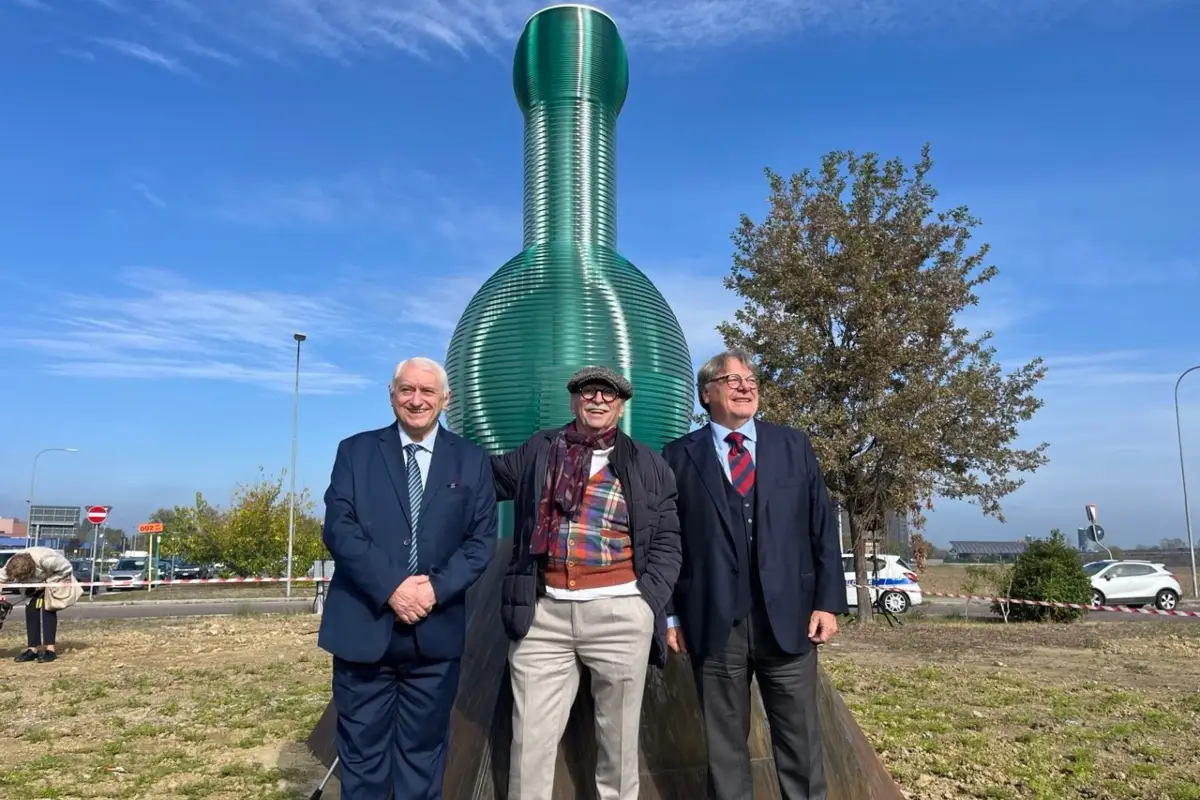 Inaugurazione opera Erio Carnevali, raffigurante l'iconica bottiglia di Aceto Balsamico Modena Dop (Modena, 25 ottobre 2025)