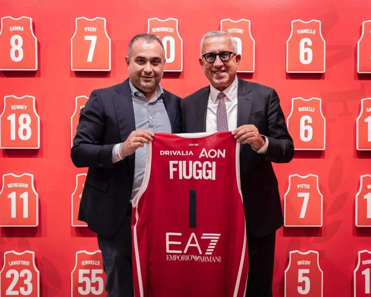 A sinistra Gabriele Benedetto, CEO di Acqua e Terme di Fiuggi ; a destra, Christos Stavropoulos, General Manager di Olimpia Milano