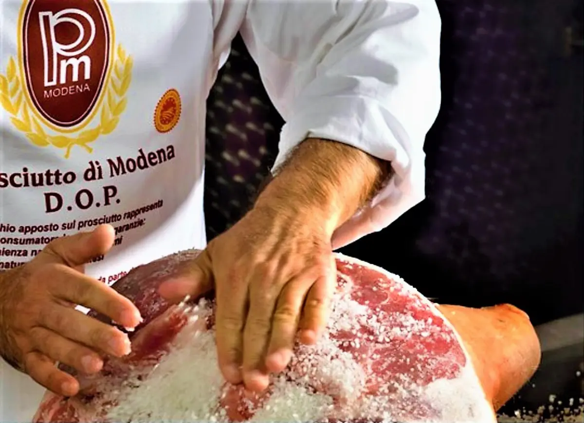 Lavorazione del Prosciutto di Modena Dop
