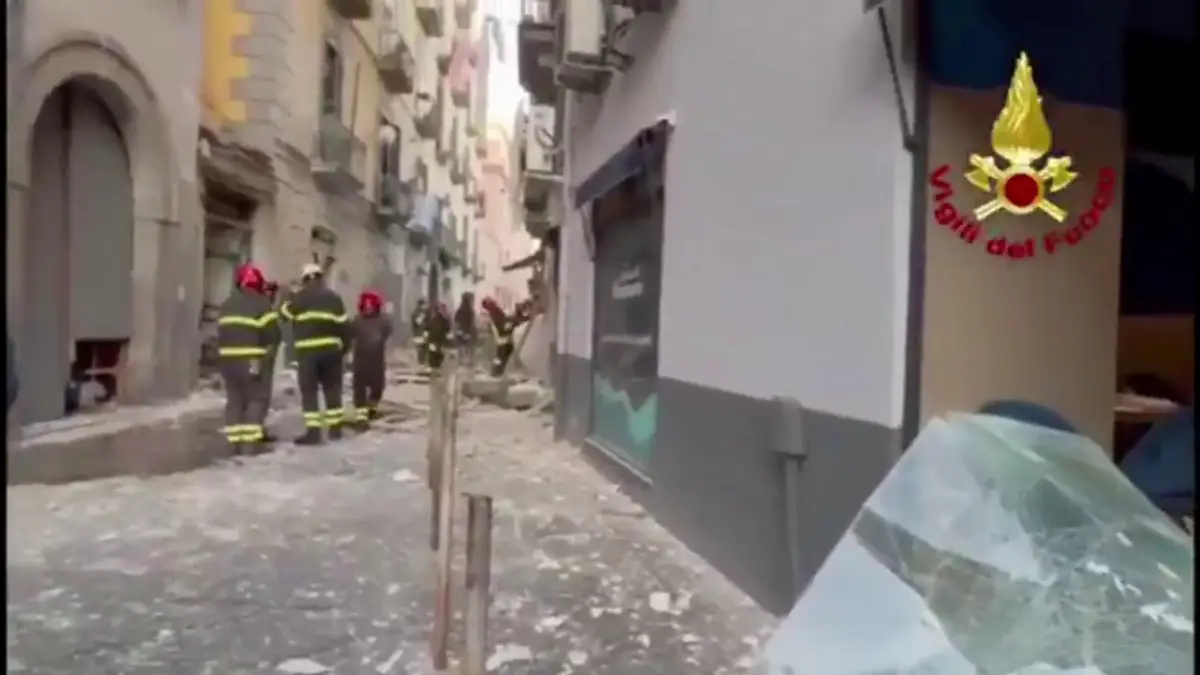 Esplosione tra via Foria e via Peppino del Filippo a Napoli dal ristorante "'A figlia d'o marenaro" il 25 giugno 2025