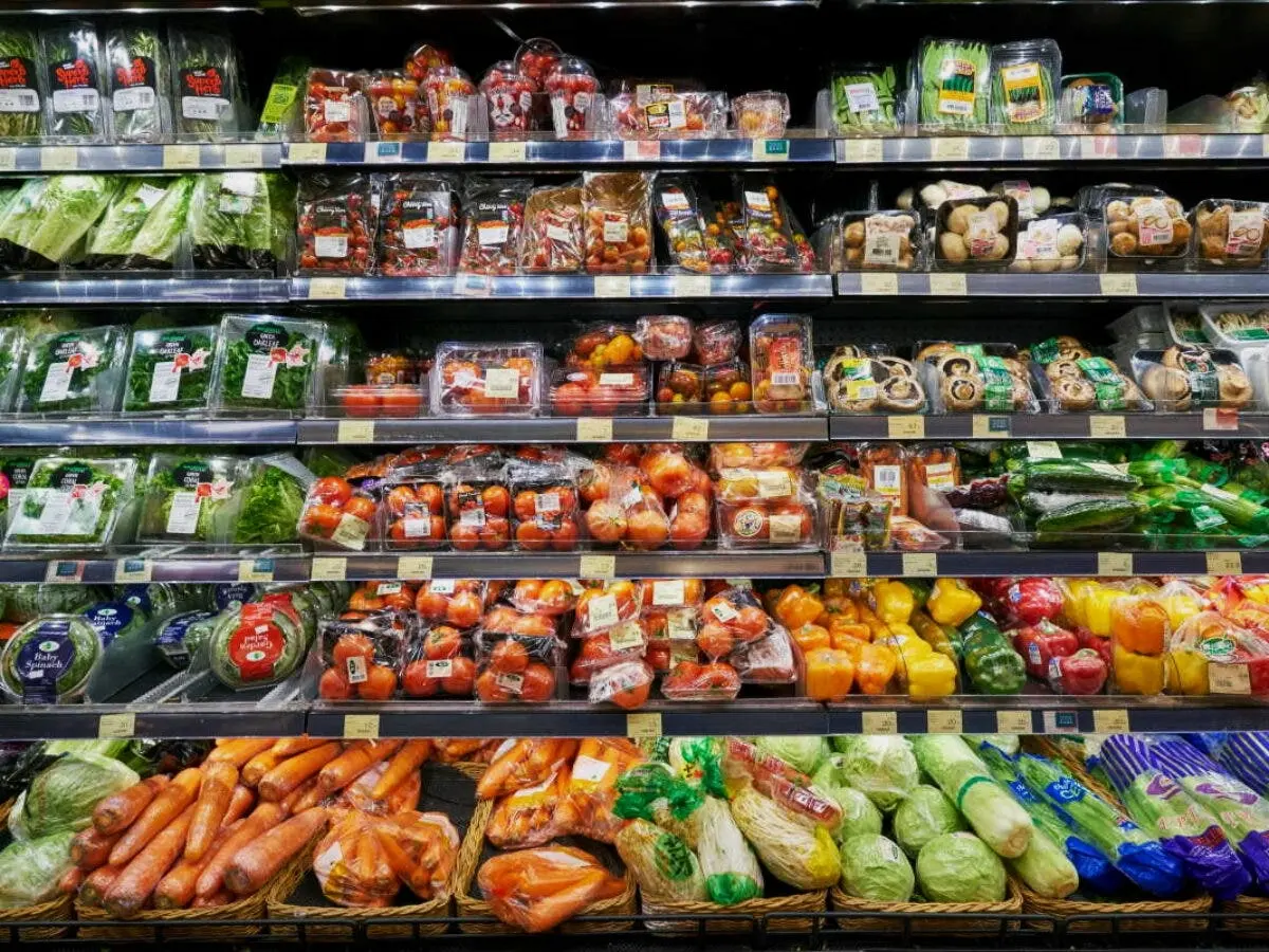 Supermercato: frutta e verdura imballate nella plastica