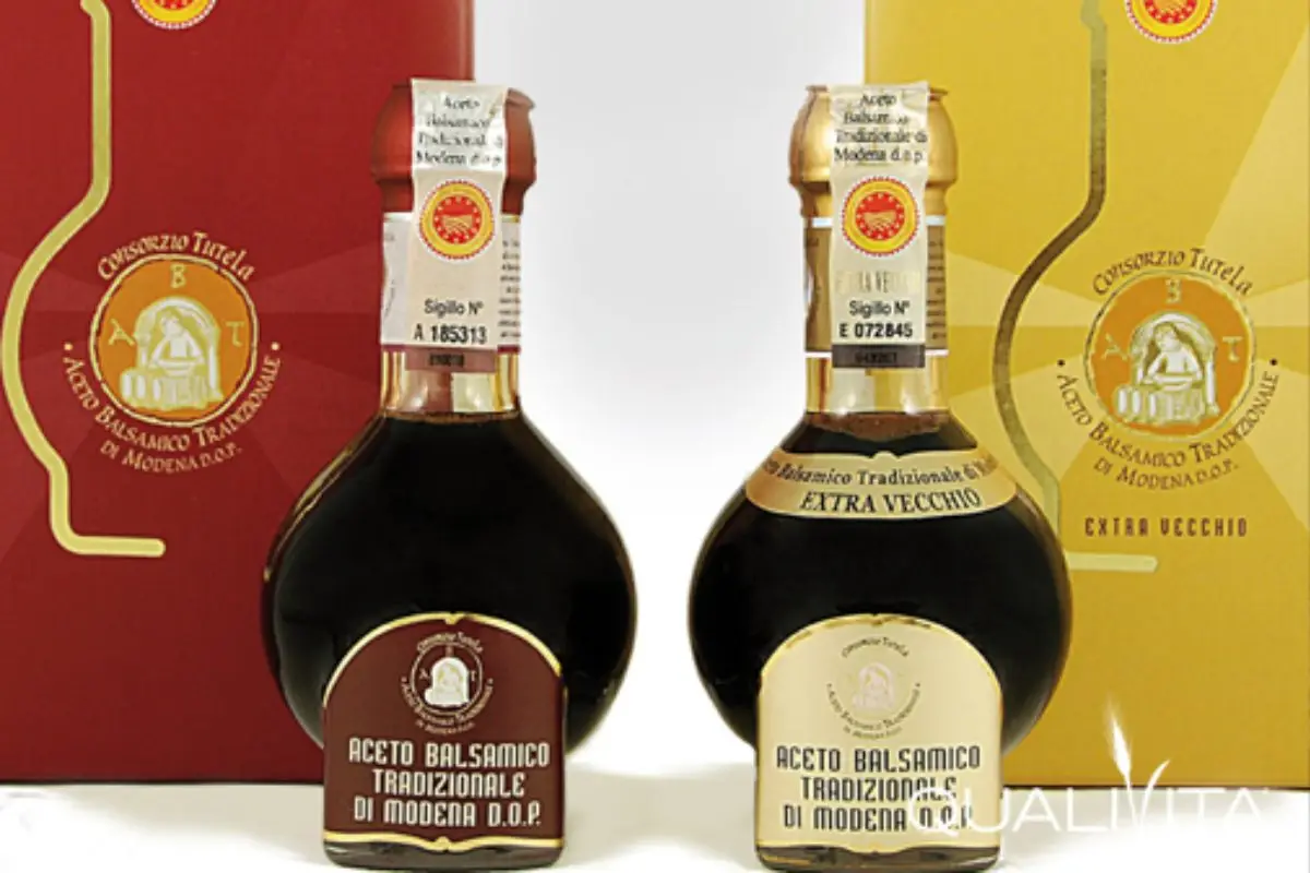 Aceto Balsamico Tradizionale di Modena Dop come da disciplinare nella bottiglia disegnata da Giugiaro