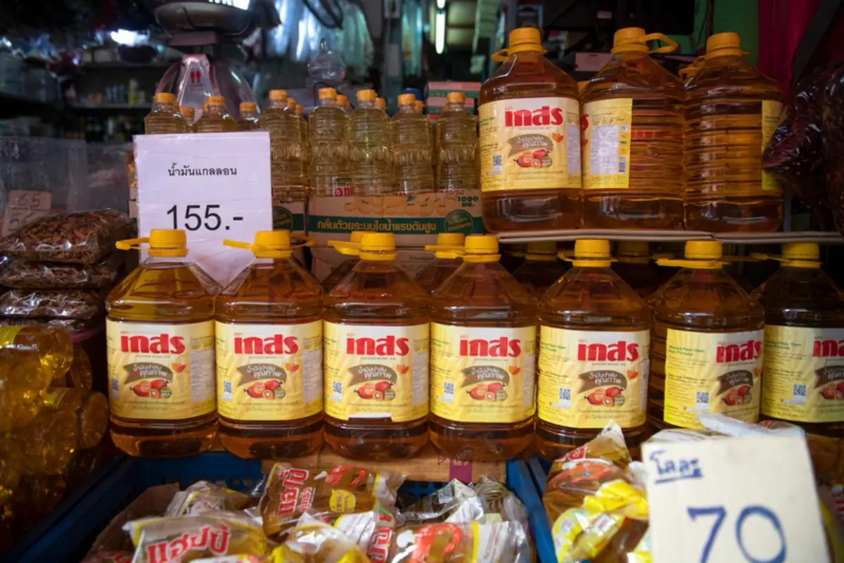 Olio di palma e di soia in un mercato a Bangkok
