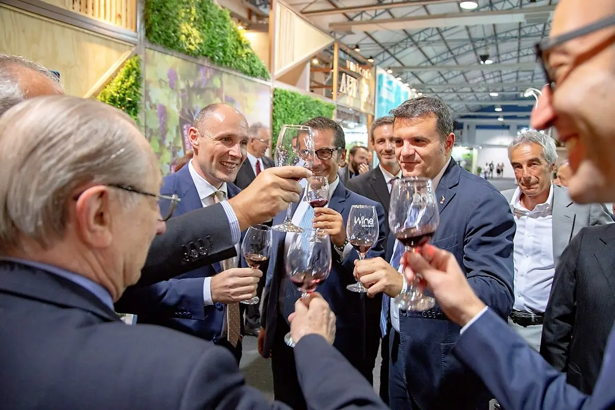 Al centro della foto, il ministro del Mipaaft Centinaio all'inaugurazione del 1° Wine South America in Brasile
