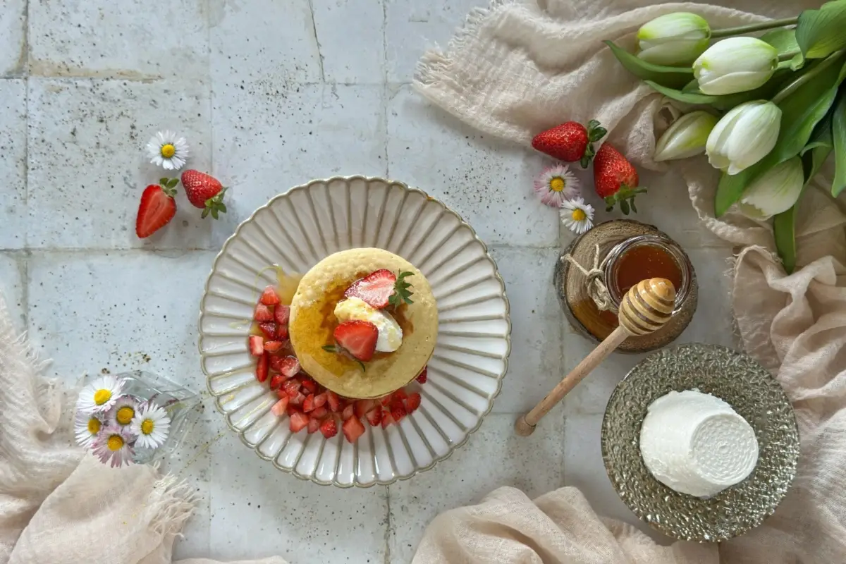 Pancake con fragole e miele