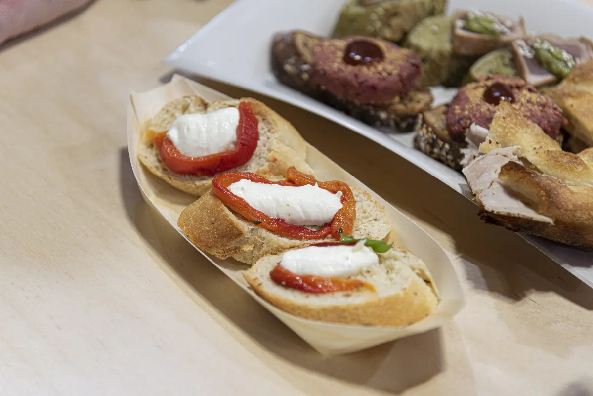 Pane e pizza conditi con olio