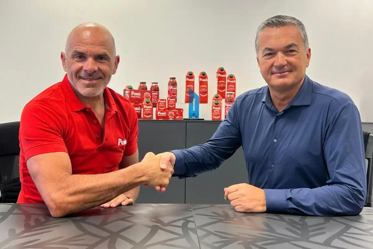 L'atleta paralimpico Andrea Devincenzi e l'amministratore delegato di Casalasco, Costantino Vaia