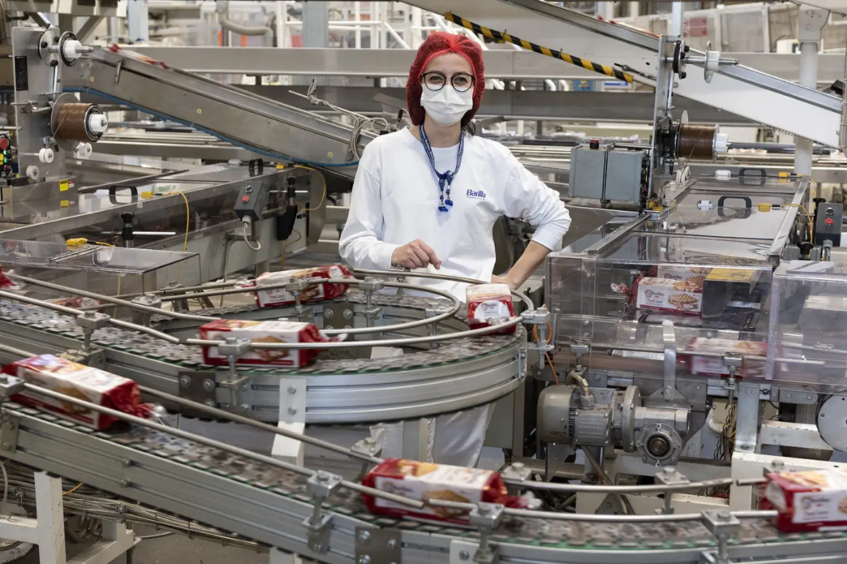 Un dipendente Barilla nello stabilimento di Ascoli Piceno