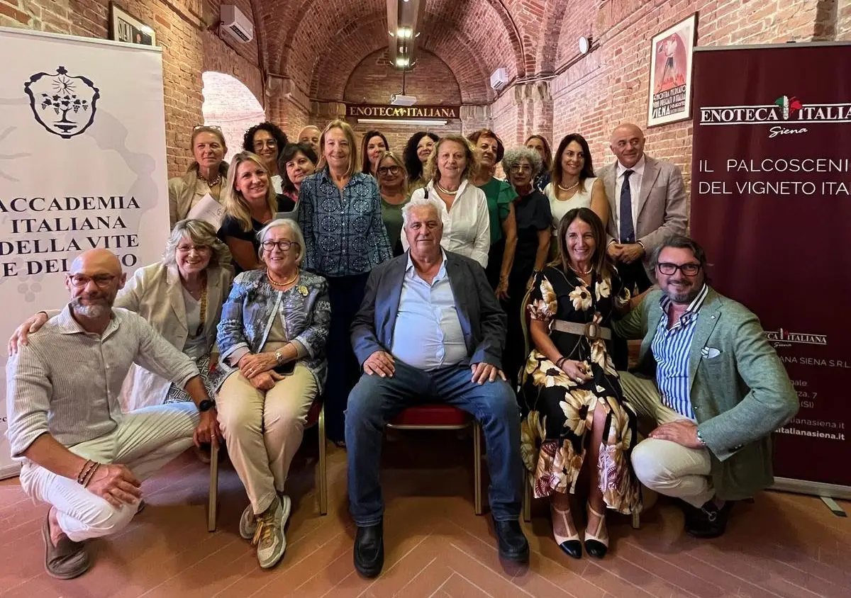 Al centro seduti da sx Donatella Cinelli Colombini, delegata Donne del Vino Toscana; Rosario Di Lorenzo, presidente Accademia Italiana della Vite e del Vino; Elena D’Aquanno, presidente Enoteca Italiana Siena insieme alle produttrici Donne del Vino Toscana, agli accademici, a Cristiano Cini presidente Ais Toscana e a Stefano Campatelli, direttore Consorzio Vino Toscana