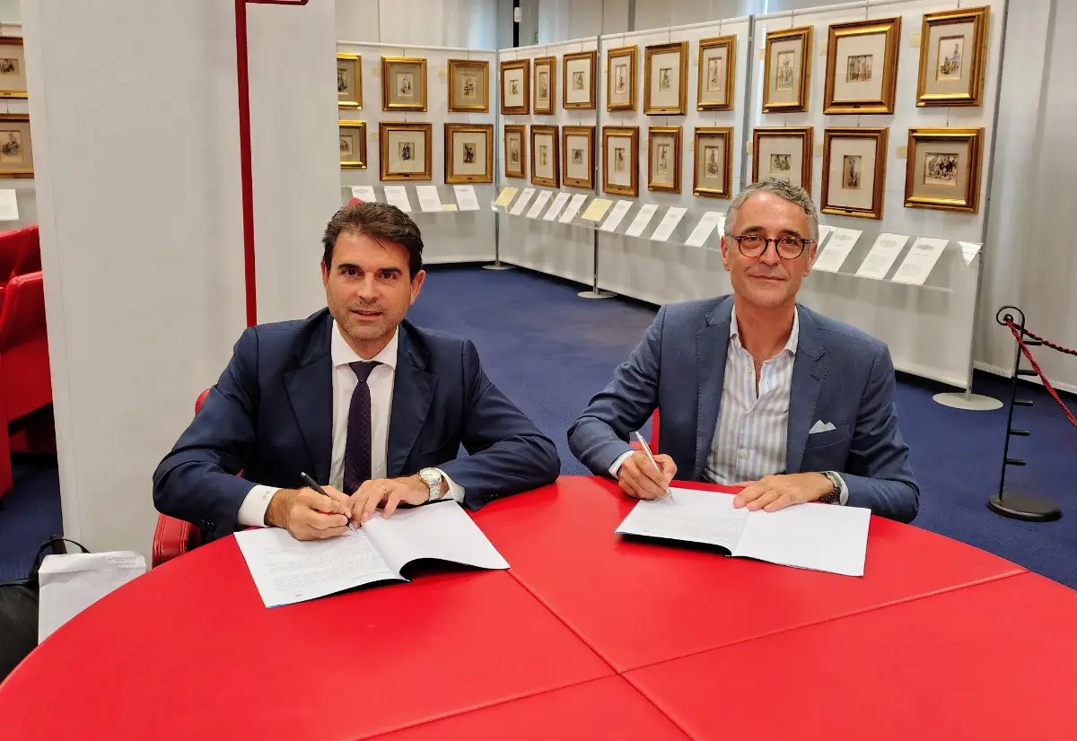 A sinistra il direttore regionale Lazio e Abruzzo di Intesa Sanpaolo Roberto Gabrielli, a destra il presidente regionale di Confcommercio Abruzzo Giammarco Giovannelli