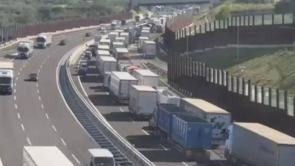 Traffico merci camion in prossimità del casello di Reggello
