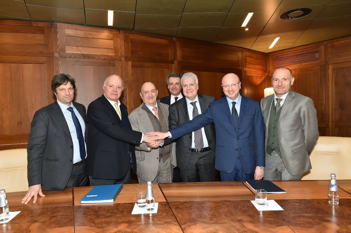 Tavolo Conferenza: da sinistra a destra Matteo Zoppas, Gianfranco Zoppas, Enrico Zoppas, Frederic Barut, Gian Luca Galletti, Vincenzo Boccia, Tullio Versace