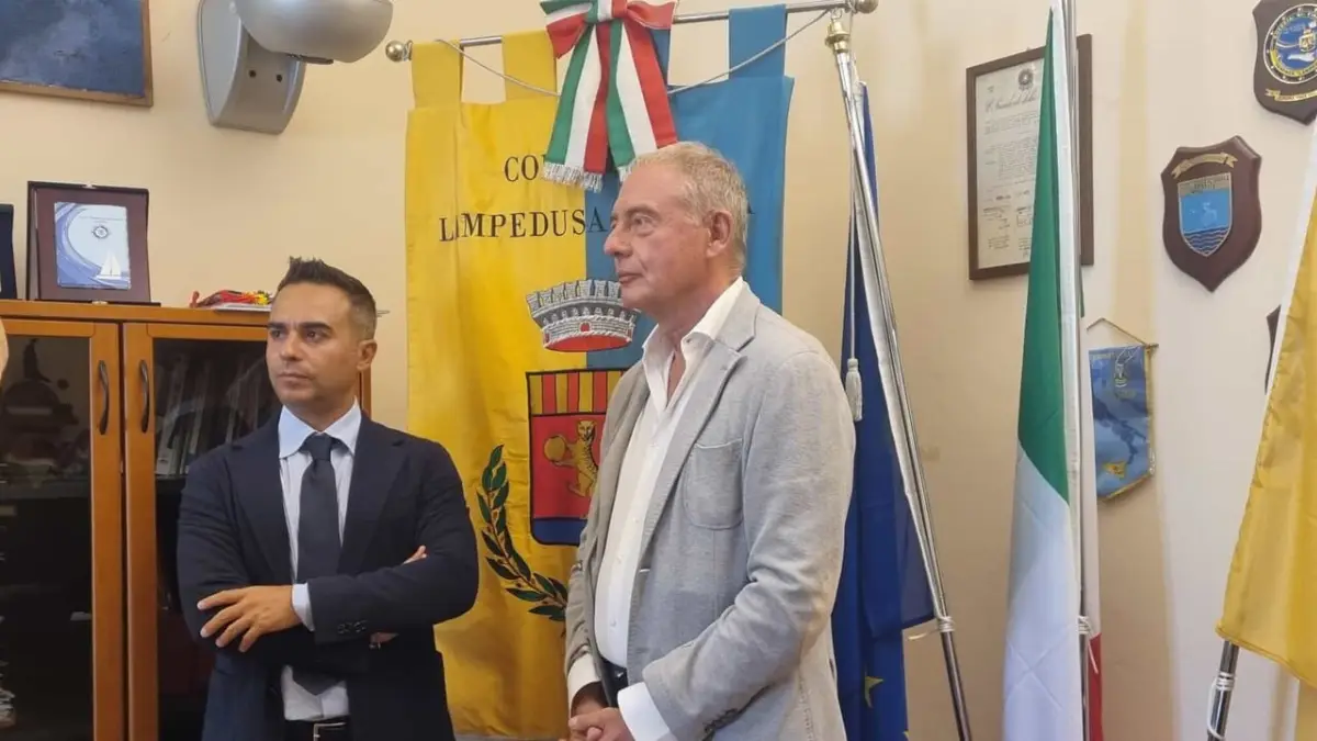 A destra il sindaco di Lampedusa Filippo Mannino, a destra il ministro delle Imprese e del made in Italy Adolfo Urso