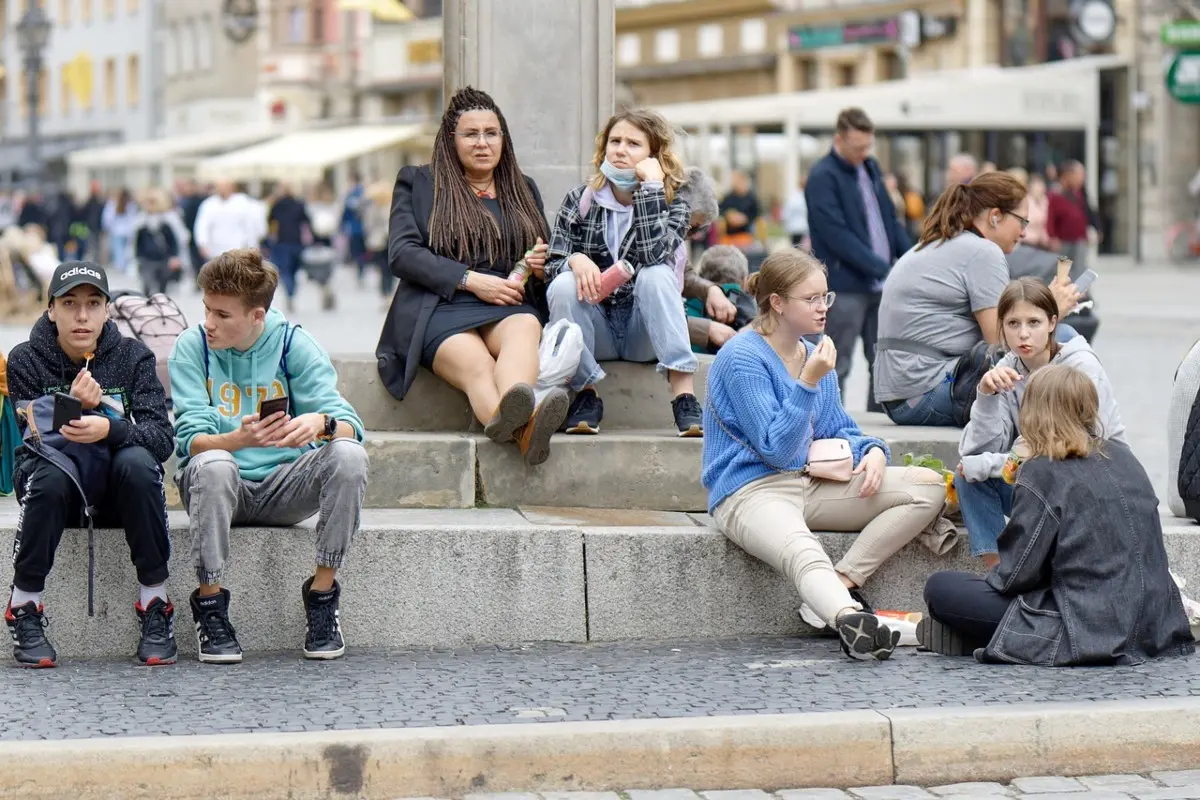 Giovani turisti in pausa pranzo