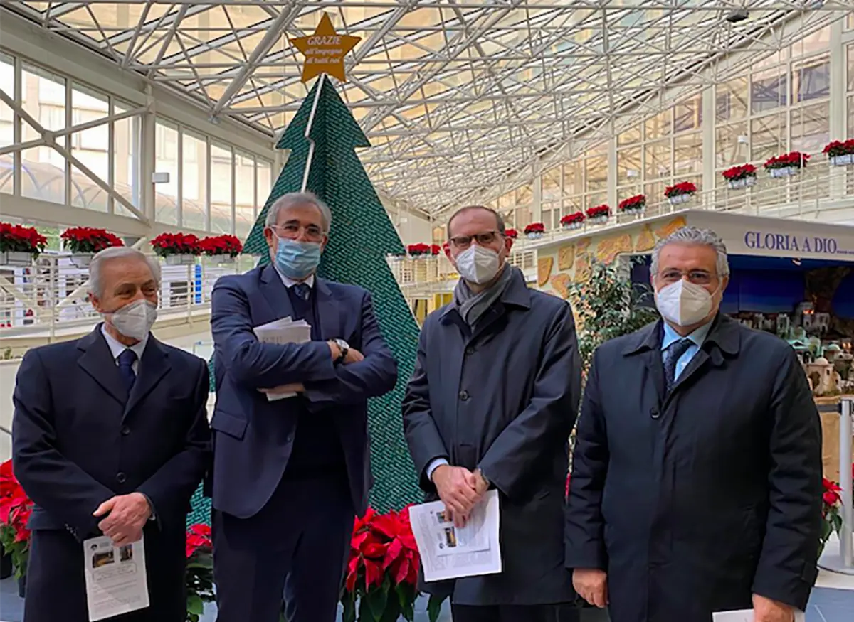 Il presidente di Confagricoltura Massimiliano Giansanti (terzo da sinistra) consegna 5.500 stelle di Natale al Policlinico Gemelli di Roma