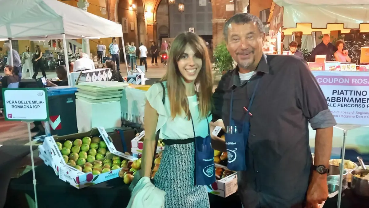 Tramonto DiVino 2023 a Ferrara, Sarah Bellentani dell’ufficio marketing di Cso Italy insieme al conduttore della serata Daniele De Leo