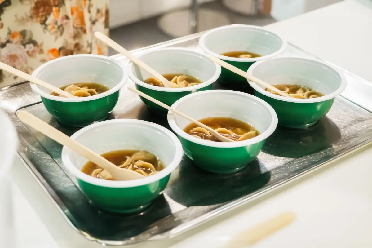 Cappelletti ripieni di kimchi in brodo di albicocche alla brace