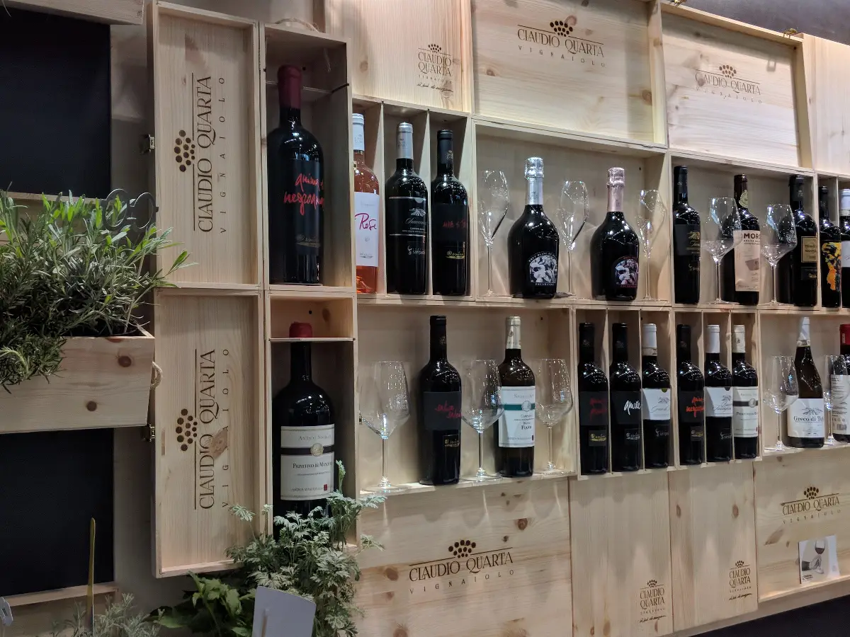 Esposizione vini cantina Claudio Quarta