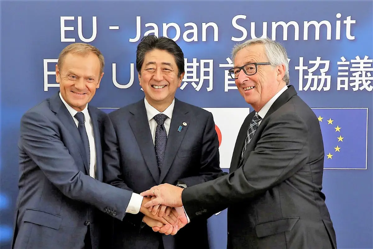 Da sinistra, il presidente del Consiglio Ue Donald Tusk, il premier giapponese Shinzo Abe, presidente della Commissione europea Jean-Claude Juncker, subito dopo la firma del trattato Jefta, a Tokyo, il 17 luglio 2018