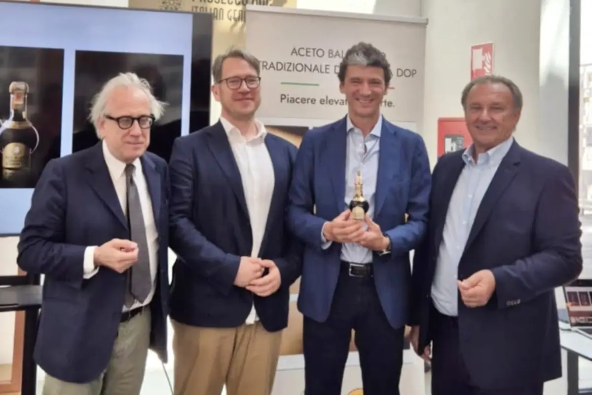 Da sinistra: Luciano Galimberti, presidente di Adi Museum; Michele Montanari, consigliere Consorzio Aceto Balsamico Tradizionale di Modena Dop; Goffredo Baduini, direttore generdale Giugiaro Architettura; Leonardo Giacobazzi, vicepresidente Consorzio Aceto Balsamico Tradizionale di Modena DOP