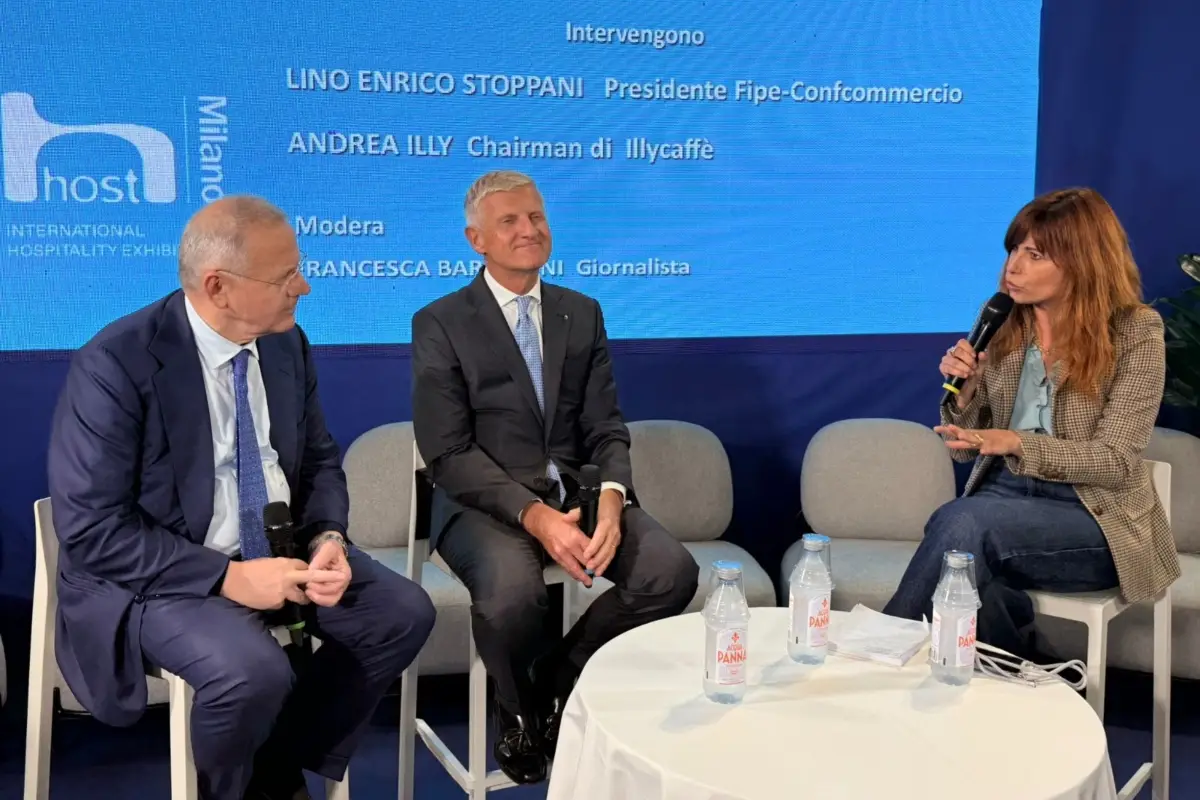 Da sinistra: Lino Stoppani, Andrea Illy, Francesca Baraghini - dibattito a Host 2025