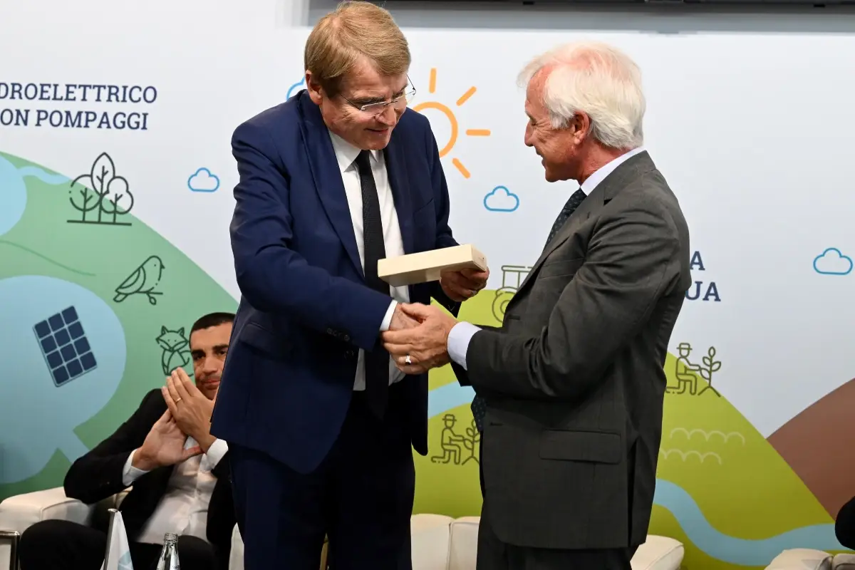 Presidente Macfrut Renzo Piraccini consegna Premio Macfrut 2025 a Giuseppe Mistretta