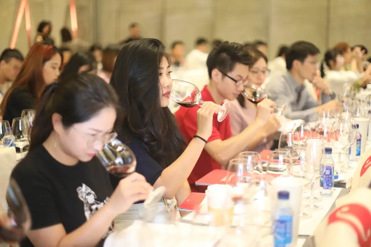 Cinesi assaporano calici di vino