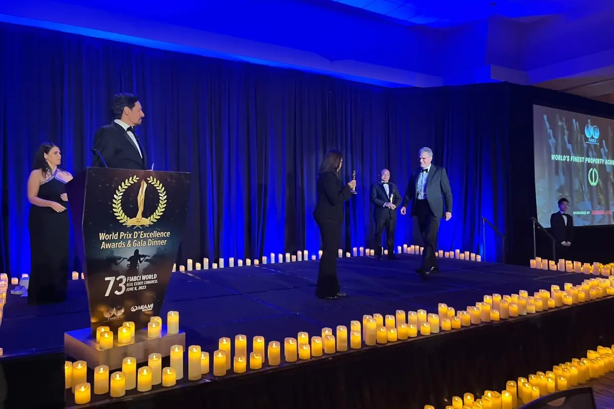 DeA Capital Real Estate si aggiudica gli Awards Fiabci di Miami (Renzo Misiati ritira il premio)