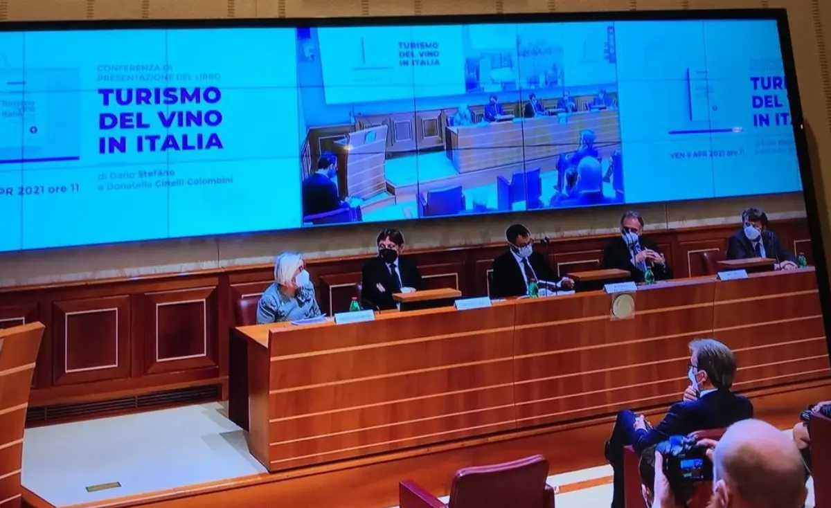 “Turismo del vino in Italia”, primo manuale dopo emanazione normativa nazionale, scritto a quattro mani dal senatore Dario Stefàno e Donatella Cinelli Colombini