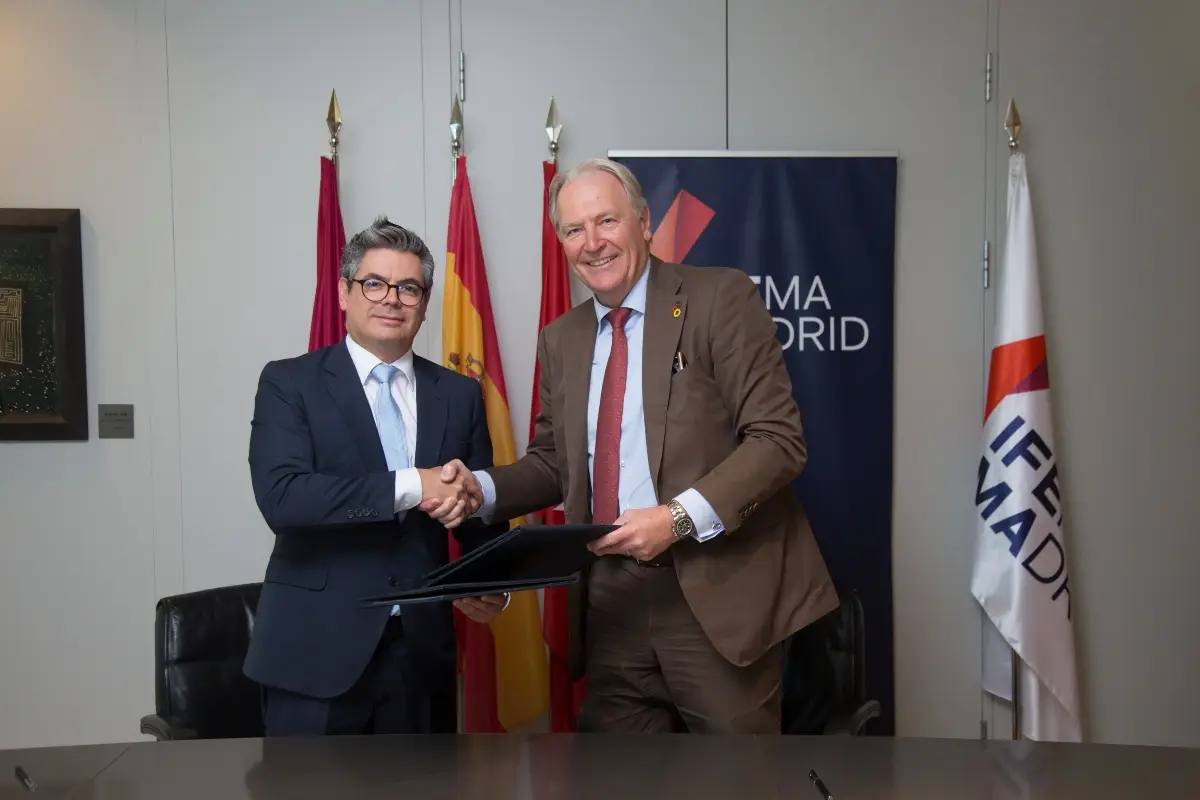 Daniel Martínez, vicepresidente esecutivo di Ifema Madrid, e Gerald Böse, presidente e amministratore delegato di Koelnmesse GmbH, firmano l'accordo per il lancio di Anuga Select Iberica (Madrid, 29 luglio 2025)