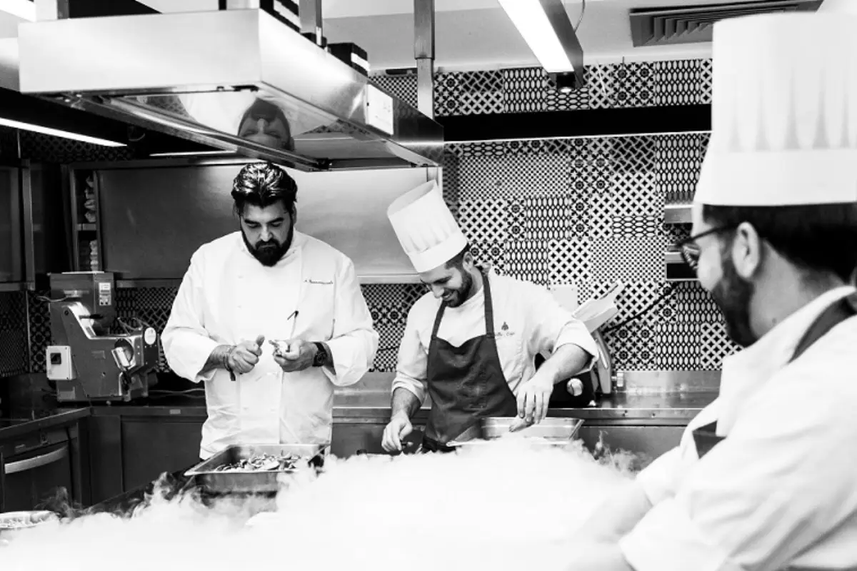 Lo chef Antonino Cannavacciuolo (a sinistra) in una delle sue cucine