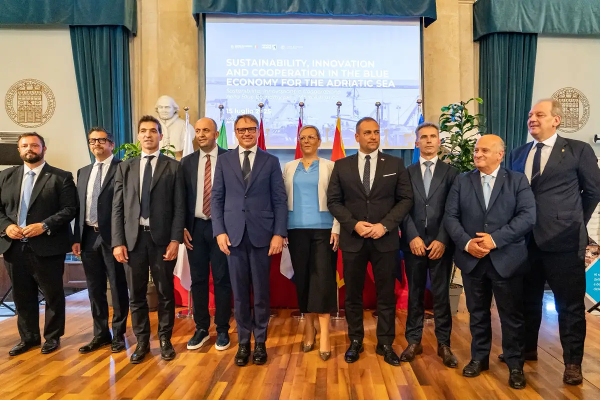 Partecipanti a convegno "Sostenibilità, Innovazione e Cooperazione nella Blue Economy per il mare Adriatico" (Ancona, 15 luglio 2025)