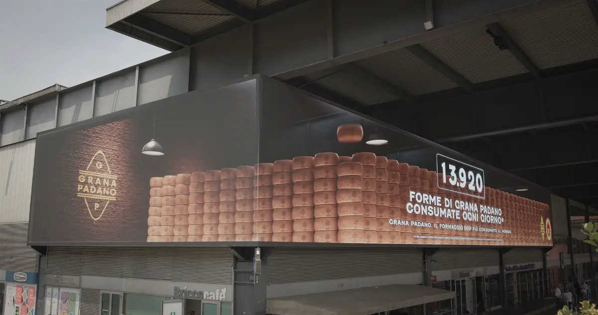 Adv Grana Padano sul digital landmark presso la Stazione Porta Garibaldi