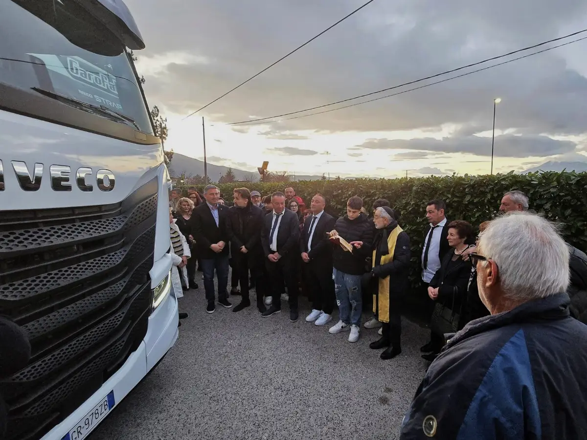 Momento della consegna a Garofalo Trasporti, di 10 nuovi veicoli da trasporto che incrementeranno la flotta dedicata al rifornimento dei centri agroalimentari nel Nord Italia