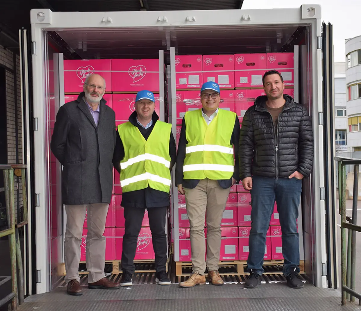 Il container di mele del Consorzio Vog che è partito per il Vietnam