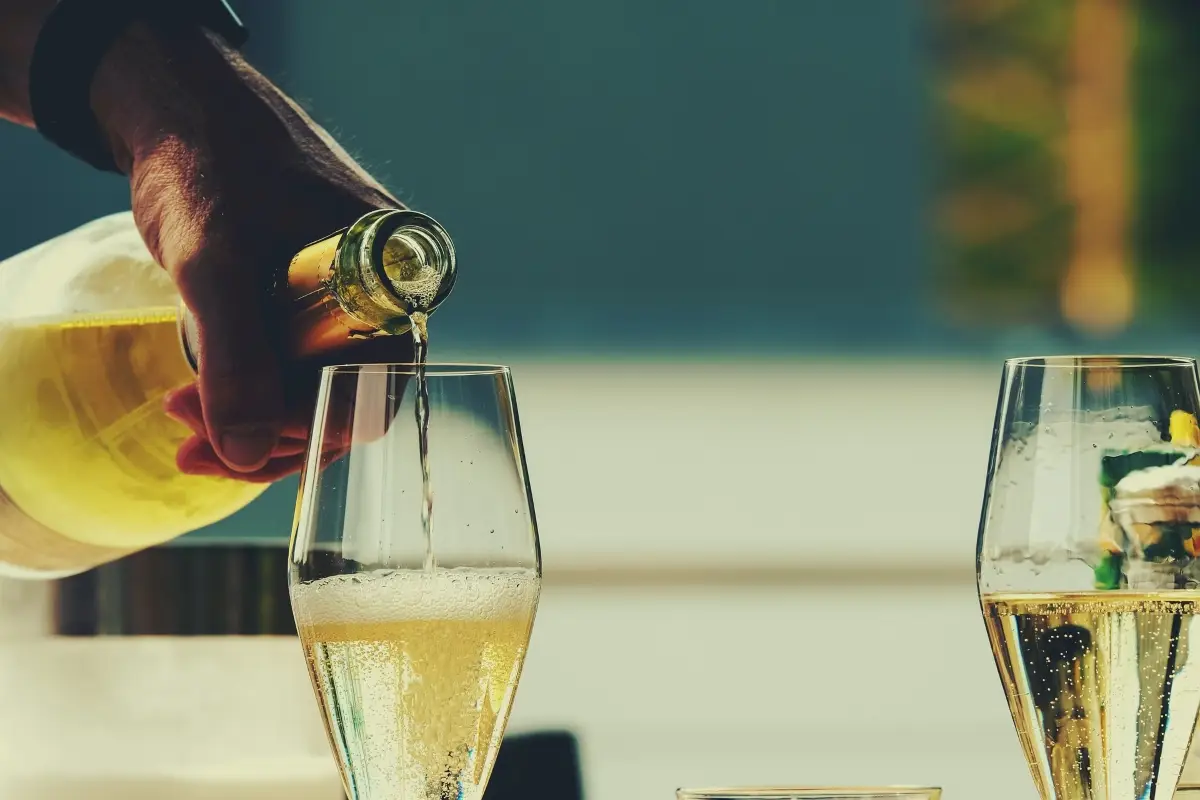 Calici di vino bianco frizzante