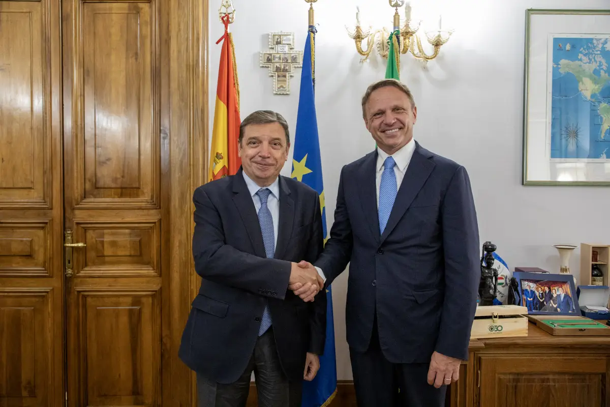 A sinistra Luis Planas ministro spagnolo dell'Agricoltura. A destra Francesco Lollobrigida ministro dell'Agricoltura , sovranità alimentare e foreste