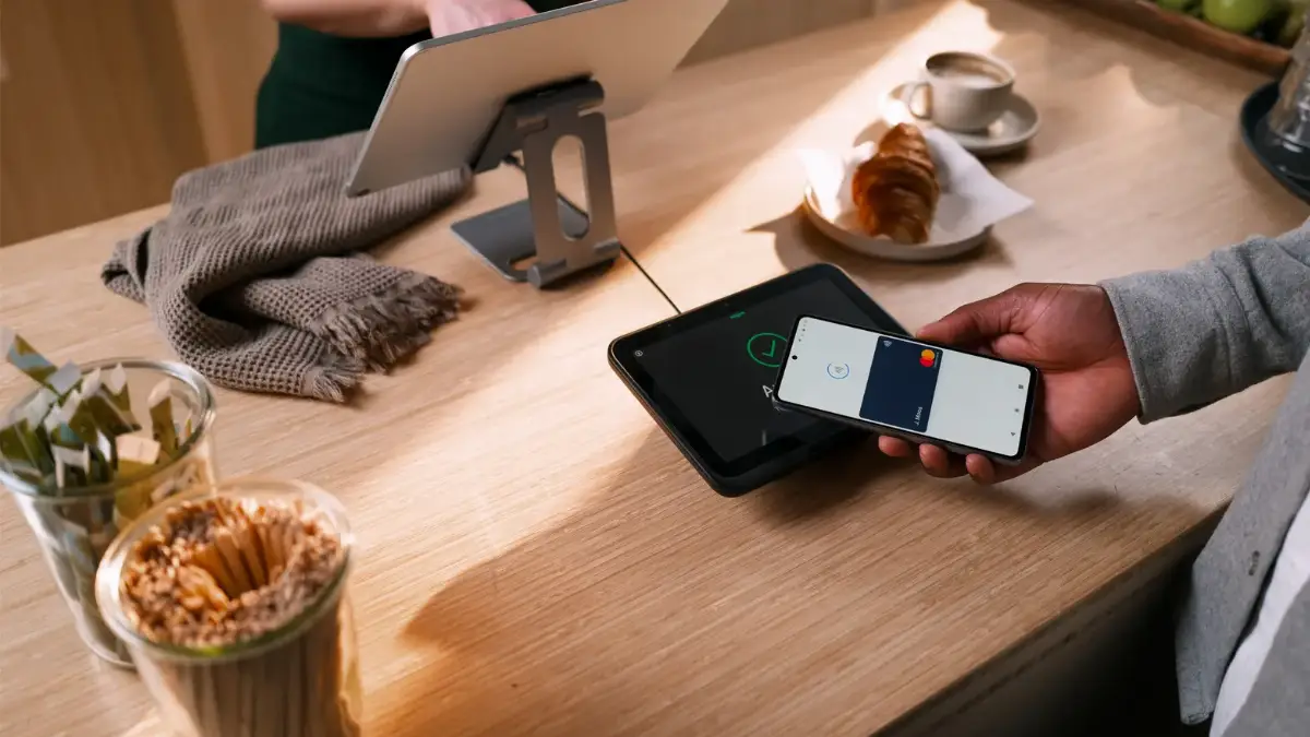Pagamenti cashless Adyen OnePoll, survey