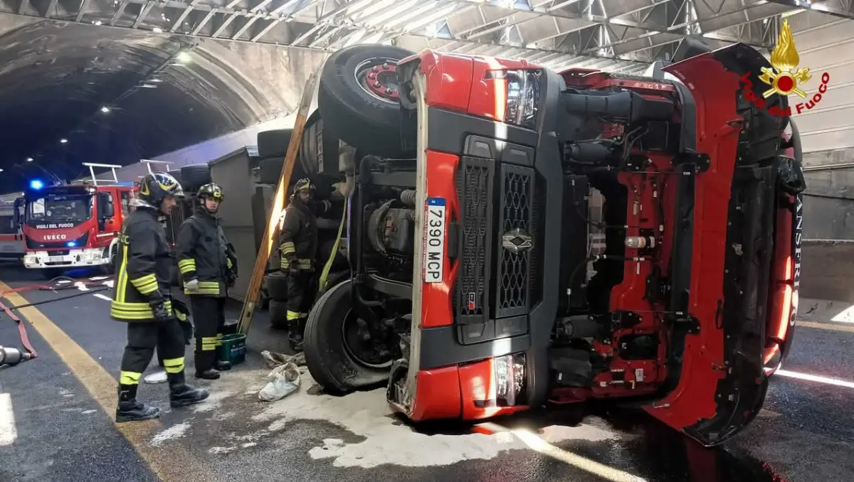 Camion ribaltato incidente in autostrada tra caselli di GenovaPrà e Genova aeroporto domenica 25 maggio 2025