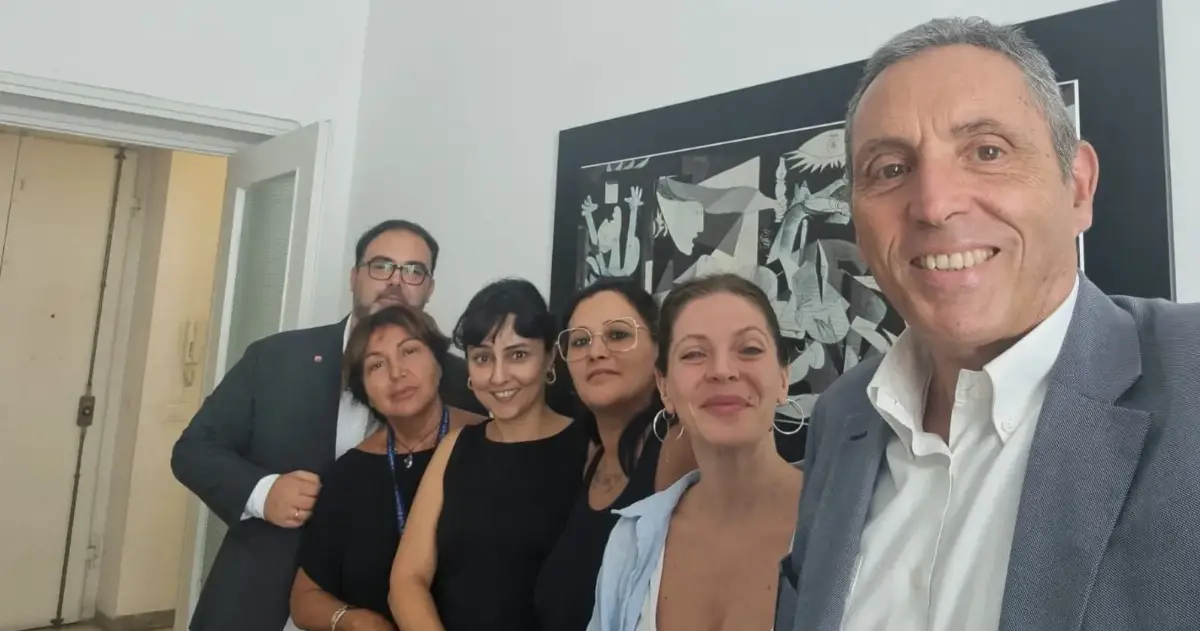 IL progetto Quarticciolo di Legacoop Lazio: primo a sinistra Paolo Scaramuccia (responsabile cooperative di comunità di Legacoop Nazionale), terza da sinistra Alessia Pontoriero (presidente della cooperativa), primo a destra, Mauro Iengo (presidente di Legacoop Lazio)